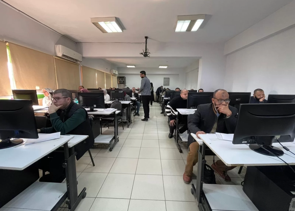 "التضامن" تنتهي من إجراء الاختبارات التحريرية لمشرفي حج الجمعيات 16 - جريدة المساء خلال إجراء الاختبارات الإلكترونية