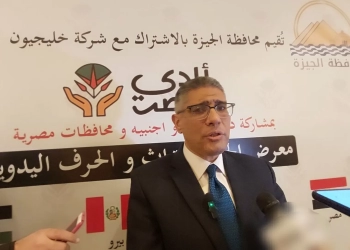 المهندس عادل النجار محافظ الجيزة خلال لقائه بالصحفيين