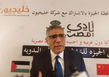المهندس عادل النجار محافظ الجيزة خلال لقائه بالصحفيين