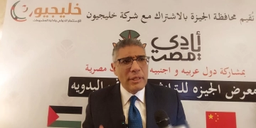 المهندس عادل النجار محافظ الجيزة خلال لقائه بالصحفيين