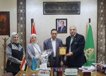 إهداء درع المديريات الرائده..لوكيل وزارة التعليم بالقليوبية 21 - جريدة المساء