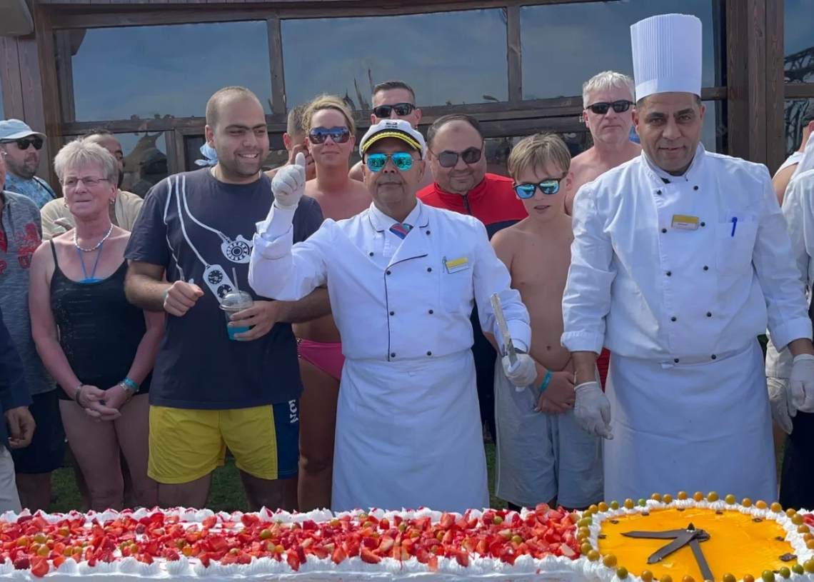 أكبر تورتة وأكبر سندوتش.. فاعليات تجذب السائحين على شواطئ الغردقة 19 - جريدة المساء