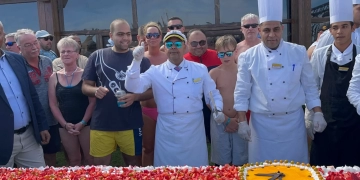 أكبر تورتة وأكبر سندوتش.. فاعليات تجذب السائحين على شواطئ الغردقة 1 - جريدة المساء