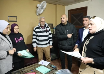 السكرتير العام المساعد يتفقد سير ومنظومة العمل بملف التصالح بالمركز التكنولوجي خلال زيارته لمركز ومدينة ناصر 15 - جريدة المساء