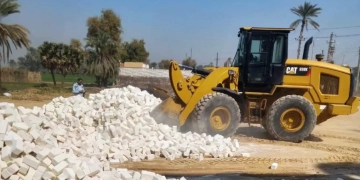 تنفيذاً لتعليمات محافظ أسوان .. إزالة للتعديات ، وزيارات ميدانية للتواصل المباشر مع المواطنين والإستماع لمطالبهم ، وتأهيل بعض المنازل ، وندوات لمكافحة الإدمان بمدن دراو وإدفو وكوم أمبو 1 - جريدة المساء