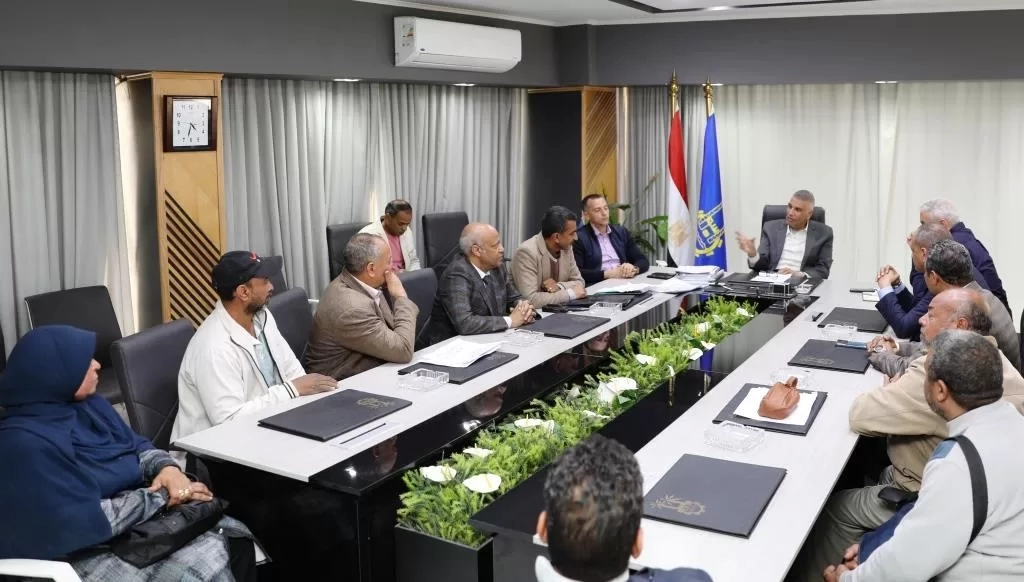 محافظ أسوان يعقد إجتماع تنسيقى لإستعراض المقترحات والرؤى لتجميل المناطق الحيوية بإدفو 19 - جريدة المساء