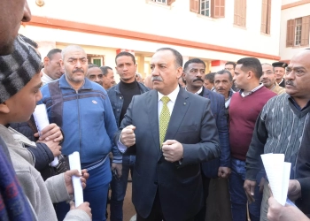 زيارة مفاجئة لمحافظ أسيوط لمقر تلقي تظلمات طلاب الشهادة الإعدادية ويقرر إتاحة المزيد من المنافذ لتلقى التظلمات 27 - جريدة المساء