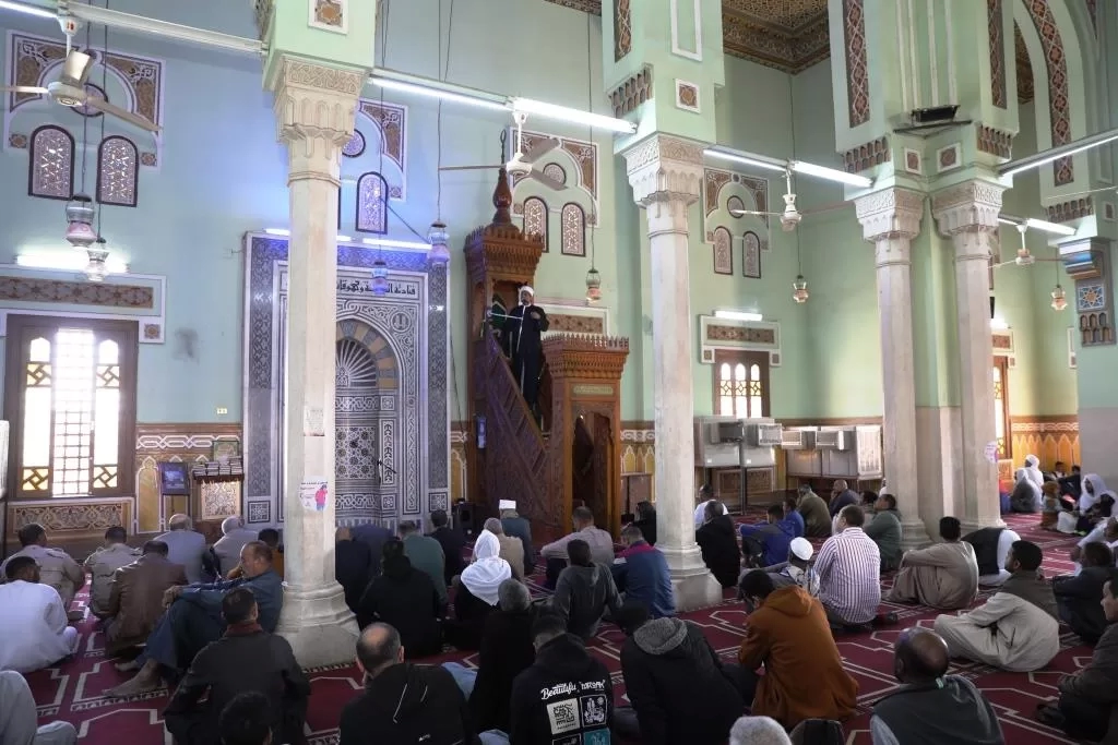 محافظ أسوان يؤدى صلاة الجمعة بمسجد بدر بالطابية .. ويؤكد على أن مصلحة المواطن الأسوانى تقع فى أولويات العمل التنفيذى .. ونضع الحلول الفورية لأى مطلب جماهيرى وفقاً للإمكانيات المتاحة 19 - جريدة المساء