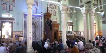 محافظ أسوان يؤدى صلاة الجمعة بمسجد بدر بالطابية .. ويؤكد على أن مصلحة المواطن الأسوانى تقع فى أولويات العمل التنفيذى .. ونضع الحلول الفورية لأى مطلب جماهيرى وفقاً للإمكانيات المتاحة 1 - جريدة المساء