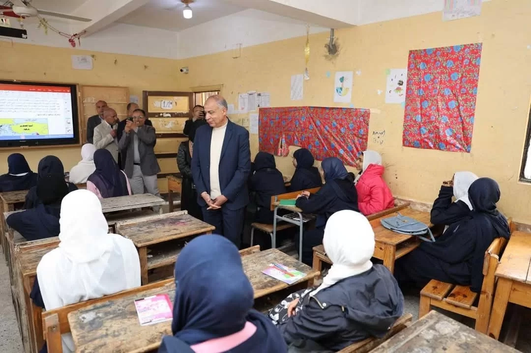 محافظ المنيا يتابع انتظام سير العملية التعليمية بمدرسة سمالوط الثانوية بنات الجديدة 19 - جريدة المساء