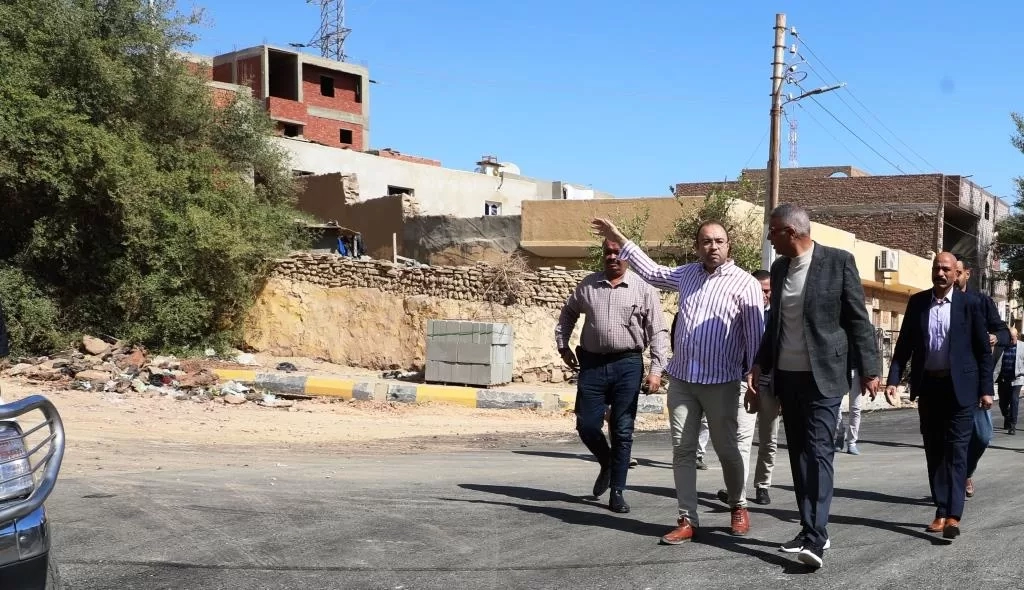 الدكتور إسماعيل كمال يتفقد مشروعات الرصف الجارية بالأسفلت والإنترلوك بمناطق نجع المحطة ومنشية الخزان .. والأهالى يقدموا شكرهم لمحافظ أسوان لتنفيذ هذه الأعمال التي لم تحدث منذ سنوات طويلة 19 - جريدة المساء