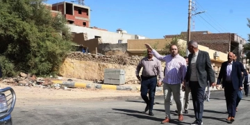 الدكتور إسماعيل كمال يتفقد مشروعات الرصف الجارية بالأسفلت والإنترلوك بمناطق نجع المحطة ومنشية الخزان .. والأهالى يقدموا شكرهم لمحافظ أسوان لتنفيذ هذه الأعمال التي لم تحدث منذ سنوات طويلة 1 - جريدة المساء