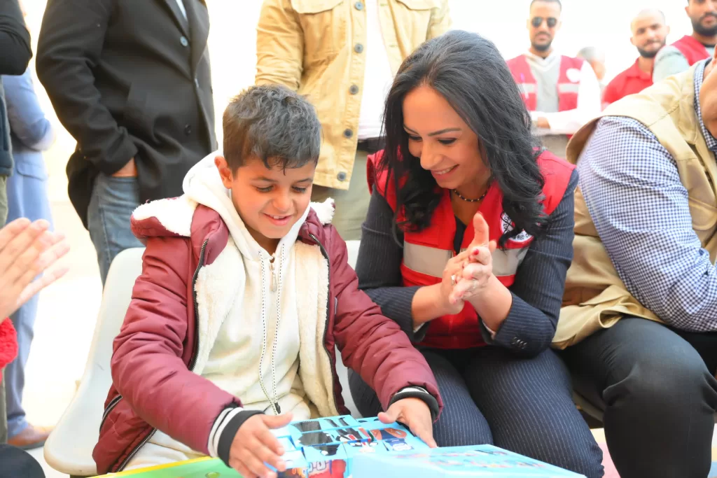 وزيرة التضامن تستقبل عدداً من المصابين الفلسطينيين ومرافقيهم بالورود علي معبر رفح البرى 19 - جريدة المساء