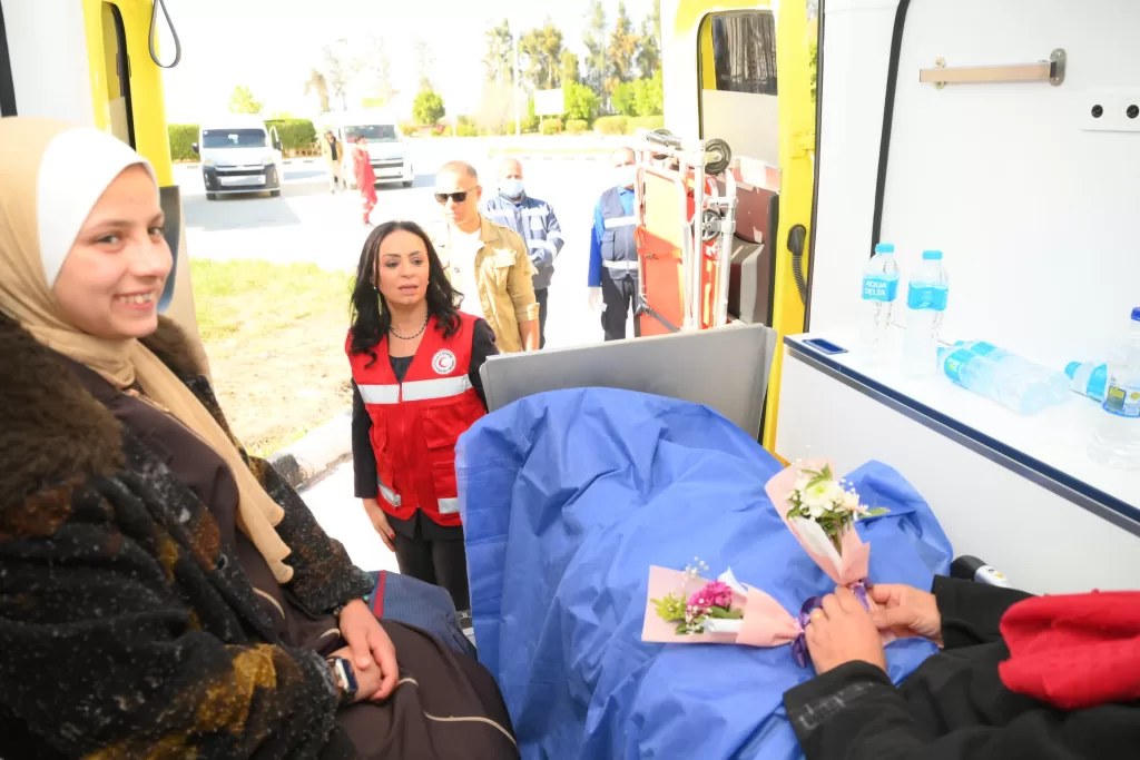 وزيرة التضامن تستقبل عدداً من المصابين الفلسطينيين ومرافقيهم بالورود علي معبر رفح البرى 21 - جريدة المساء