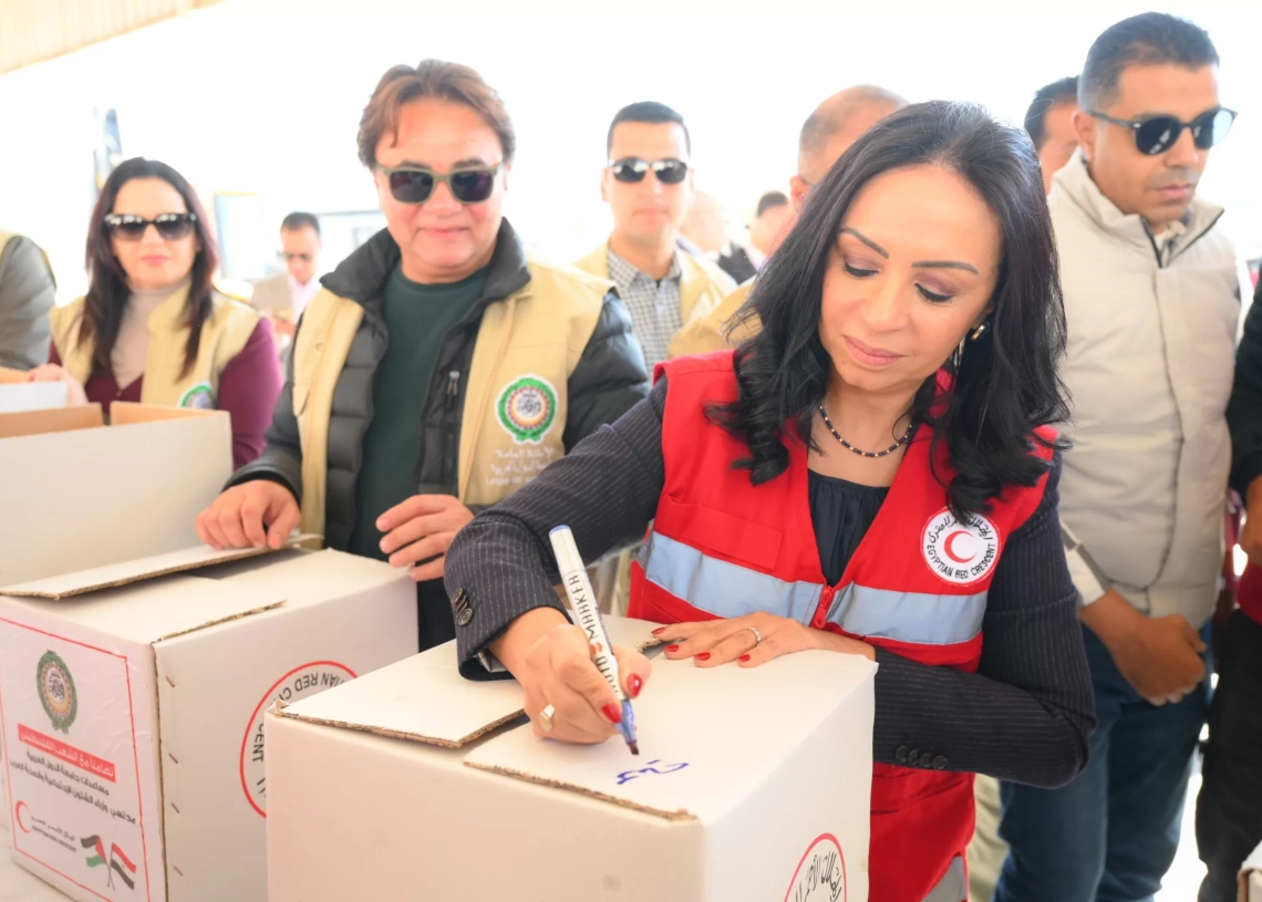 وزيرة التضامن: مصر الداعم الأول والأكبر للقضية الفلسطينية.. وصاحبة نصيب الأسد من المساعدات لقطاع غزة 18 - جريدة المساء وزيرة التضامن خلال تعبئة المواد الغذائية لقطاع غزة