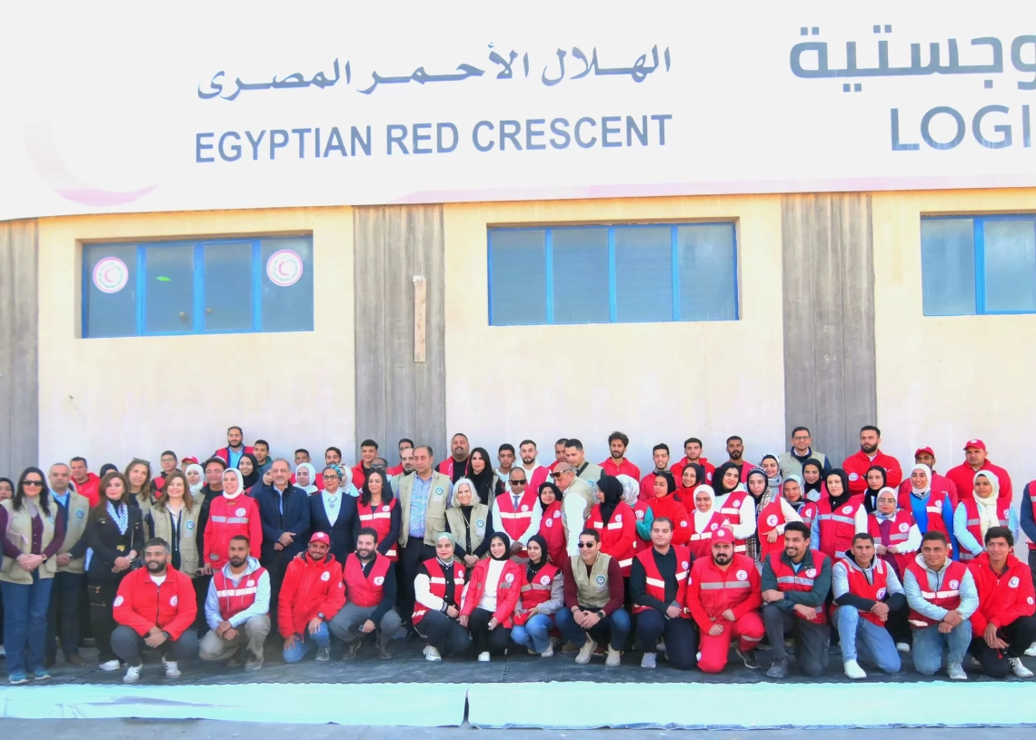 وزيرة التضامن خلال تعبئة المواد الغذائية لقطاع غزة