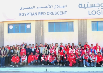 وزيرة التضامن خلال تعبئة المواد الغذائية لقطاع غزة