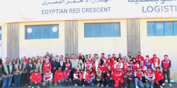 وزيرة التضامن خلال تعبئة المواد الغذائية لقطاع غزة