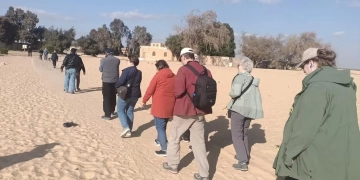 وفد سياحي متعدد الجنسيات يزور المناطق الأثرية بالمنيا 1 - جريدة المساء