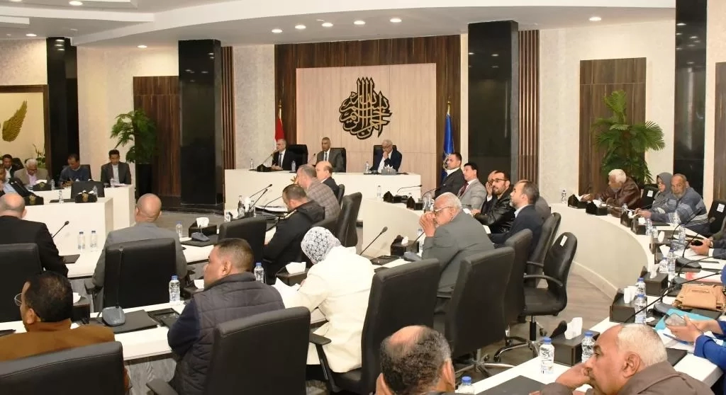 فى الإجتماع التنفيذى .. محافظ أسوان يصدر عددا من القرارات للحد من الإشغالات والتعديات بمختلف الأسواق 25 - جريدة المساء فى الإجتماع التنفيذى .. محافظ أسوان يصدر عددا من القرارات للحد من الإشغالات والتعديات بمختلف الأسواق 24 - جريدة المساء