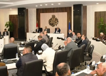 فى الإجتماع التنفيذى .. محافظ أسوان يصدر عددا من القرارات للحد من الإشغالات والتعديات بمختلف الأسواق 21 - جريدة المساء