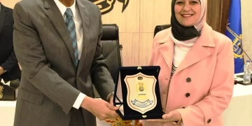 محافظ أسوان يكرم فريق عمل مكتبة مصر العامة لفوزها بالمركز الأول فى ملتقى الأقصر الأول للفنون والإبداع 1 - جريدة المساء