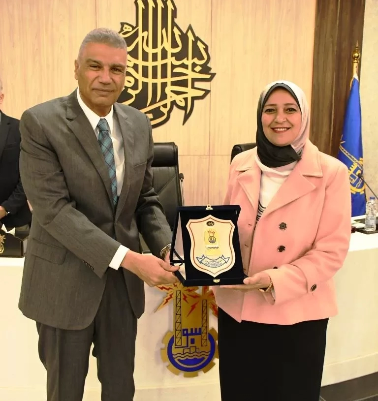 محافظ أسوان يكرم فريق عمل مكتبة مصر العامة لفوزها بالمركز الأول فى ملتقى الأقصر الأول للفنون والإبداع 18 - جريدة المساء