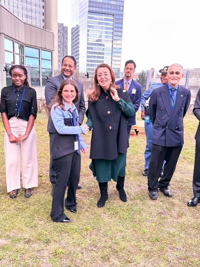 متطوعة مصرية تشارك في قرع الأجراس من أجل السلام بالأمم المتحدة في فيينا 17 - جريدة المساء