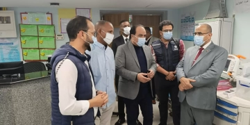 د. أحمد أبو هاشم يستقبل وفدا من السفارة السودانية ومنظمة الصحة العالمية خلال جولة لمتابعة مستوي الخدمات الطبية بمستشفى المسلة بأسوان 1 - جريدة المساء