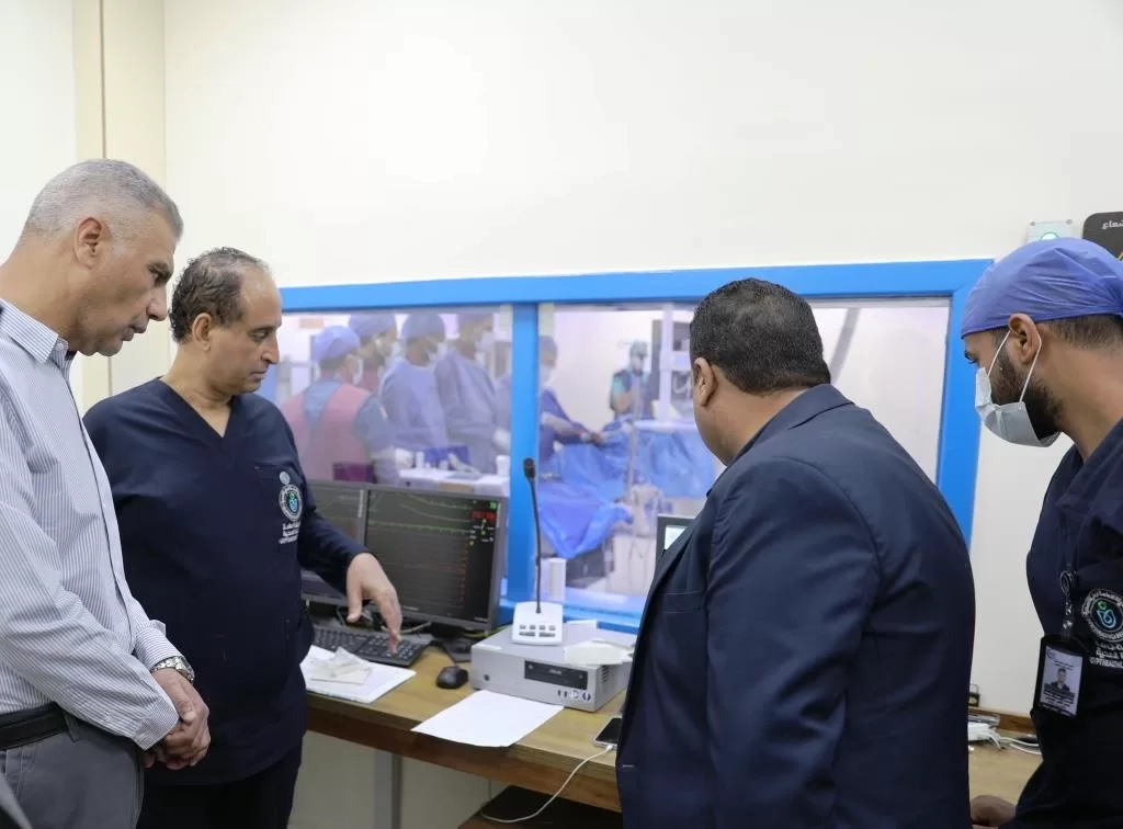 محافظ أسوان يشهد إجراء عملية قسطرة للقلب لأحد الحالات المرضية بمستشفى النيل بإدفو 17 - جريدة المساء