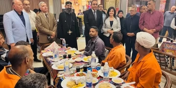 محافظ قنا يشارك 120 عامل نظافة مائدة الإفطار الرمضاني ويشيد بدورهم في خدمة المجتمع 1 - جريدة المساء