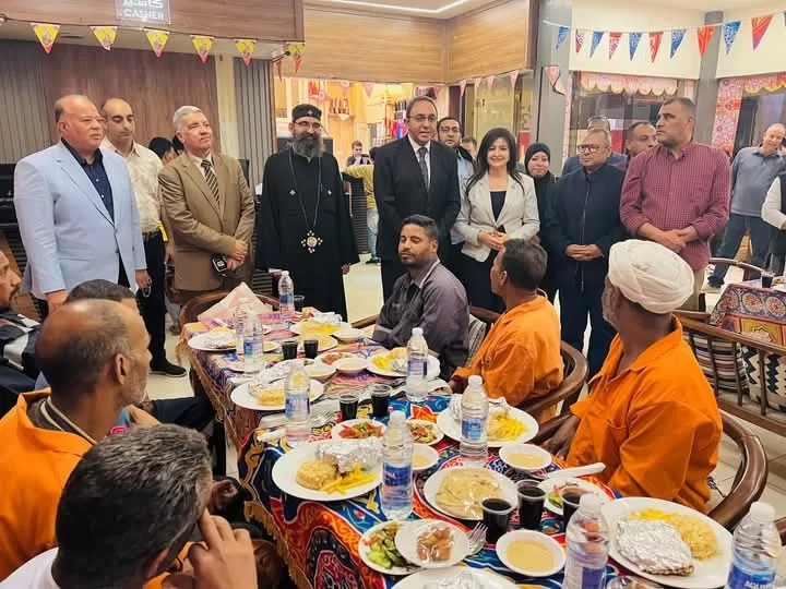محافظ قنا يشارك 120 عامل نظافة مائدة الإفطار الرمضاني ويشيد بدورهم في خدمة المجتمع 15 - جريدة المساء