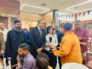 محافظ قنا يشارك 120 عامل نظافة مائدة الإفطار الرمضاني ويشيد بدورهم في خدمة المجتمع 19 - جريدة المساء