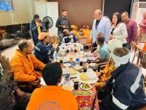 محافظ قنا يشارك 120 عامل نظافة مائدة الإفطار الرمضاني ويشيد بدورهم في خدمة المجتمع 23 - جريدة المساء