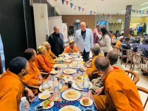 محافظ قنا يشارك 120 عامل نظافة مائدة الإفطار الرمضاني ويشيد بدورهم في خدمة المجتمع 25 - جريدة المساء