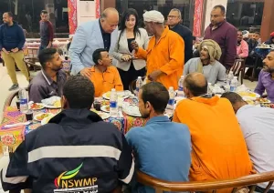 محافظ قنا يشارك 120 عامل نظافة مائدة الإفطار الرمضاني ويشيد بدورهم في خدمة المجتمع 27 - جريدة المساء