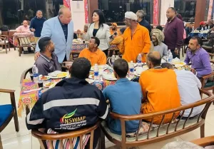 محافظ قنا يشارك 120 عامل نظافة مائدة الإفطار الرمضاني ويشيد بدورهم في خدمة المجتمع 29 - جريدة المساء