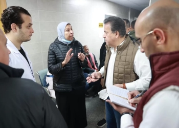 وزير الصحة يفاجئ مركزي طب أسرة في الأسمرات ومستشفى المقطم بزيارة أول أيام رمضان .. ويوجه بتحويل كافة المتغيبين للتحقيق 16 - جريدة المساء