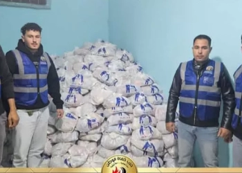 حماة الوطن بالقنطرة غرب يوزع "شنط رمضان" للأسر الأولى بالرعاية بقرية النصر 33 - جريدة المساء