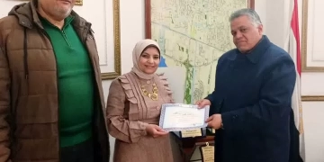 تكريم مدير الموارد البشرية ووكيل الرصد البيئي لبلوغهما سن الكمال في حي وسط الإسكندرية 1 - جريدة المساء