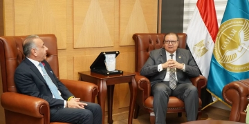 رئيس هيئة الرقابة الصحية يبحث مع نقيب أطباء أسنان مصر اعتماد عيادات ومراكز طب الفم تمهيدا لانضمامها لمنظومة التأمين الصحي الشامل 1 - جريدة المساء