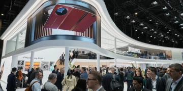 هواوي تُقدّم أول هاتف تجاري قابل للطي الثلاثي في العالم خلال MWC 2025 1 - جريدة المساء