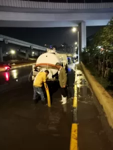 محافظ الجيزة يتابع جهود عمليات شفط الأمطار وانتشار المُعدات لتسهيل الحركة المرورية 20 - جريدة المساء