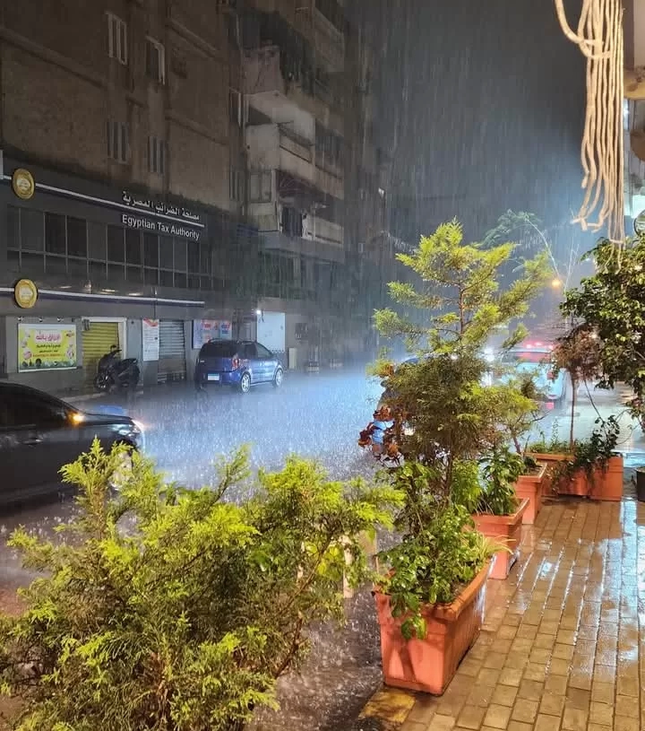 عاصفة رعدية وأمطار غزيرة تضرب الإسكندرية.. وانهيار جزئي بخيمة نادي سموحة الرمضانية 19 - جريدة المساء