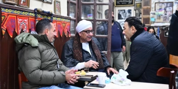 أبطال "قهوة المحطة" يشاهدون الحلقة الأولى سوياً اثناء استكمال التصوير 1 - جريدة المساء