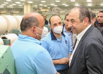 وزير قطاع الأعمال العام يتفقد مصانع شركة مصر للغزل والنسيج بالمحلة الكبرى ويشارك العاملين الإفطار الرمضاني 19 - جريدة المساء