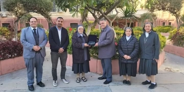 رئيس دير الميردي ديو يُكرم رئيس حي وسط بالإسكندرية تقديرًا لجهوده في دعم العملية التعليمية 1 - جريدة المساء