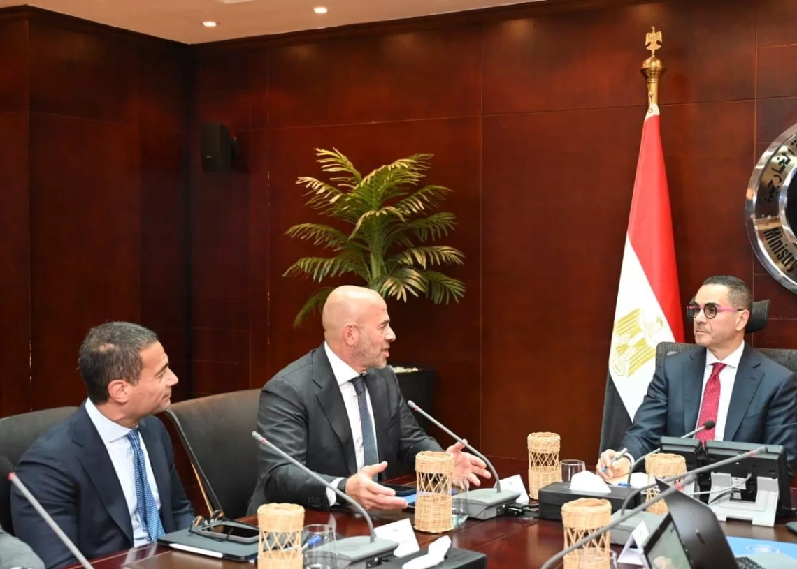 وزير الاستثمار والتجارة الخارجية يلتقي مستثمرين في مجال الطاقة الخضراء لبحث مشاريع تنموية واعدة 19 - جريدة المساء