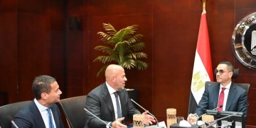 وزير الاستثمار والتجارة الخارجية يلتقي مستثمرين في مجال الطاقة الخضراء لبحث مشاريع تنموية واعدة 1 - جريدة المساء