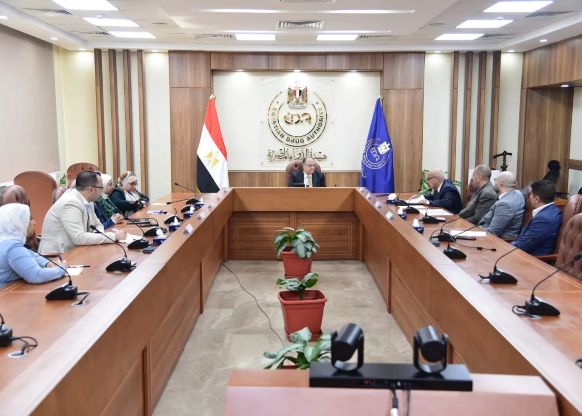 رئيس هيئة الدواء ناقش مع ممثلي شعبة الأدوية بالاتحاد العام للغرف التجارية آليات تحديث سياسات تسجيل المستحضرات الدوائية 19 - جريدة المساء